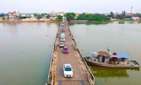 Cầu phao 30 năm tuổi ở Ninh Bình 'oằn mình' gánh tải chờ ngày được thay thế