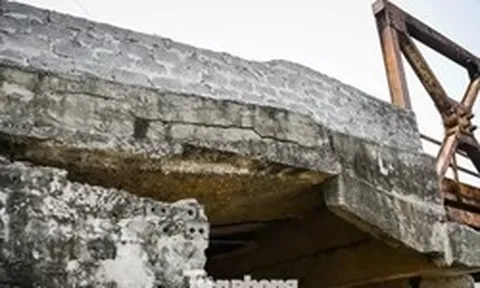 Hai cây cầu 'chờ sập' ở Ninh Bình