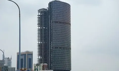 Tòa nhà "tai tiếng" trên đất vàng TPHCM: Số phận lao đao, trở thành khoản nợ xấu BĐS lớn bậc nhất, đến lớp vỏ rực rỡ mỗi đêm dù bên trong vẫn là khối bê tông khổng lồ