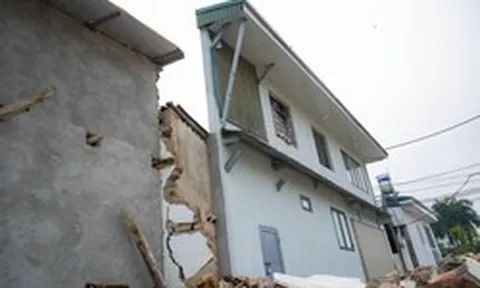 Cận cảnh loạt nhà siêu mỏng, siêu méo trên tuyến đường 500m ở Hà Nội