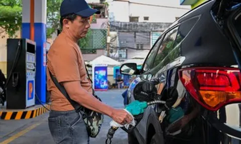 Giá dầu diesel giảm mạnh gần 2.000 đồng/lít từ 0h