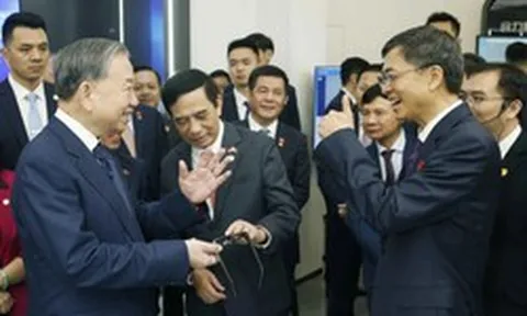 Tổng Bí thư, Chủ tịch nước trải nghiệm sản phẩm ứng dụng AI ở biểu tượng của “Con đường tơ lụa số” TQ