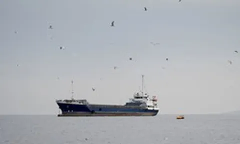 Tàu chở dầu 'ùn ùn' kéo về, thăm dò ngày Iran mở cửa eo biển Hormuz