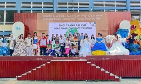 Biến rác thành “sàn diễn”: Học sinh Nguyễn Trãi gây sốt với thời trang tái chế