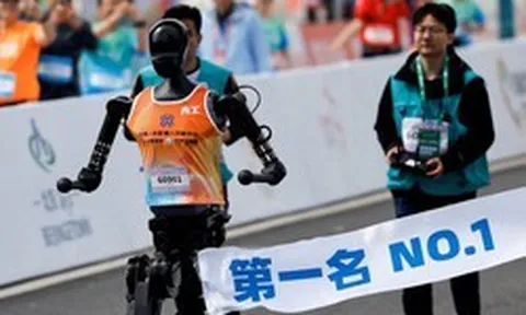 Công nghệ 19/4: Robot hình người thi chạy marathon tại Trung Quốc