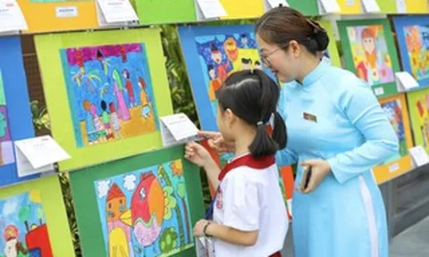 Bất ngờ với triển lãm về hai thế giới đối lập