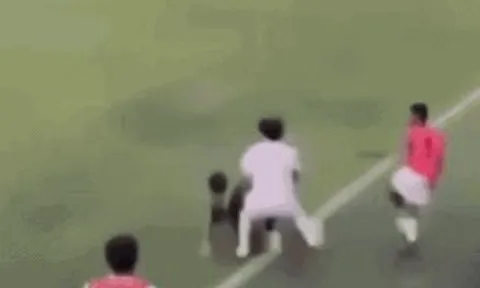 Tuyển thủ từng dự World Cup của Indonesia tung kung-fu triệt hạ đối thủ