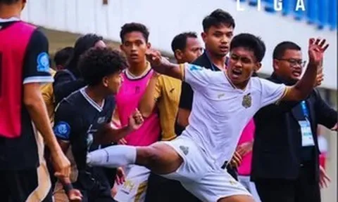 Tuyển thủ U17 Indonesia tung cú đá “kungfu” ở giải U20 Quốc gia