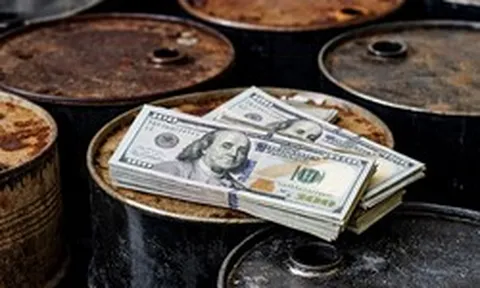 Bỏ túi 19 tỷ USD chỉ trong 1 tháng: Nghịch lý 'càng cấm càng giàu' của gã khổng lồ dầu mỏ