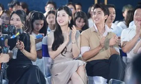 Vợ chồng Bình An – Phương Nga sánh đôi dự sự kiện ra mắt bộ sưu tập Xuân Hè 2026