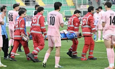 Con trai huyền thoại sống Jurgen Klinsmann gãy cổ khi chơi bóng ở Serie B