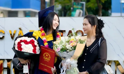 Khoảnh khắc tốt nghiệp: Người được gia đình kề bên, người lặng lẽ tự mình đón nhận