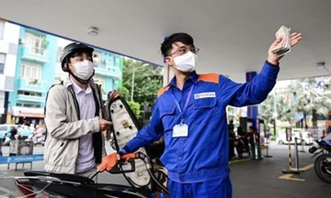 Bộ nêu lý do giá xăng dầu liên tục lao dốc từ đỉnh, một loại dầu đã giảm tới 18.000 đồng/lít