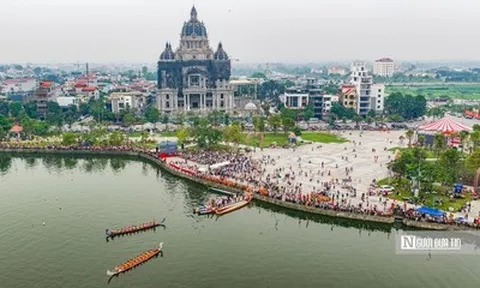 Hàng nghìn người reo hò, cổ vũ giải bơi thuyền dịp Giỗ Tổ