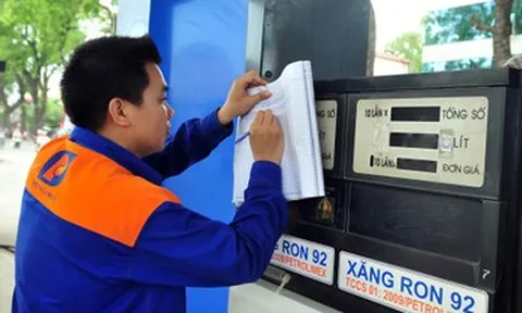 Giá xăng dầu hôm nay 25/4: Dầu thế giới trái chiều, trong nước hạ nhanh