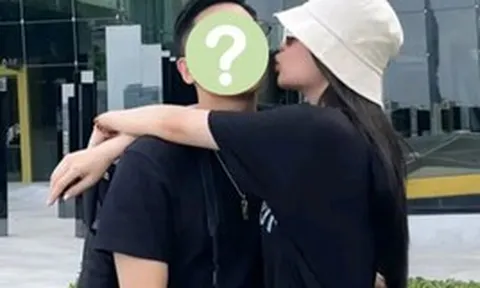 Nam ca sĩ Việt bị khui ảnh du lịch cùng vợ ngoài ngành