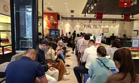Giá vàng giảm sâu, người dân Hà Nội xếp hàng 'bắt đáy’, người bán vắng bóng