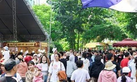 Khách đổ về TPHCM dịp lễ, doanh thu du lịch chạm 8.700 tỉ đồng