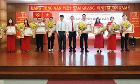 Thủ tướng Chính phủ tặng Bằng khen cho 8 cá nhân xuất sắc của Trường CĐ Kinh tế TP HCM