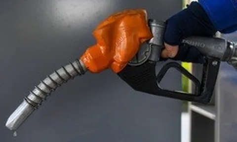 2 doanh nghiệp đầu mối xăng dầu bị phạt 320 triệu đồng