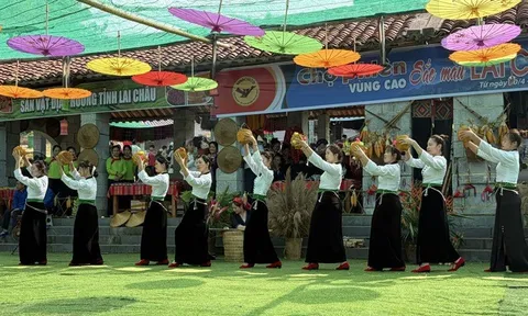 Đa dạng sắc màu văn hóa tháng 5 'Bác Hồ trong trái tim đồng bào'