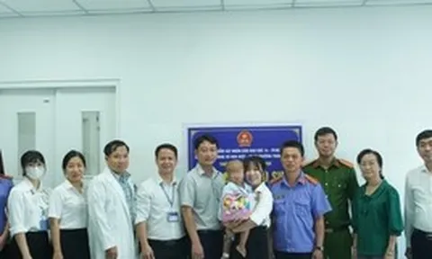 Bé trai 2 tuổi bị bạo hành được cấp giấy khai sinh