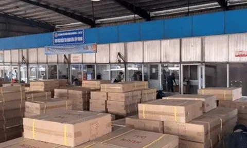 Chặn 14.500 chai mỹ phẩm hết hạn, đồ chơi, quả bóng đá giả thương hiệu nổi tiếng