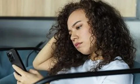 "Chồng tôi bị AI bỏ bùa": Lời tự sự cay đắng của những người phụ nữ bị bỏ lại phía sau cuộc đua công nghệ