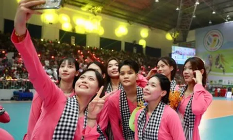 Thanh Thuý và các chân dài bóng chuyền gây sốt ở Cúp VTV9