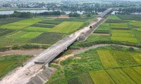 Cận cảnh cầu thuộc dự án 250 tỷ xây xong 'chỉ để ngắm'