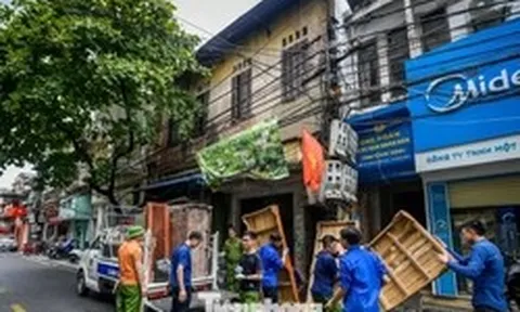 Di dời người dân khỏi chung cư 'chờ sập' ở Ninh Bình