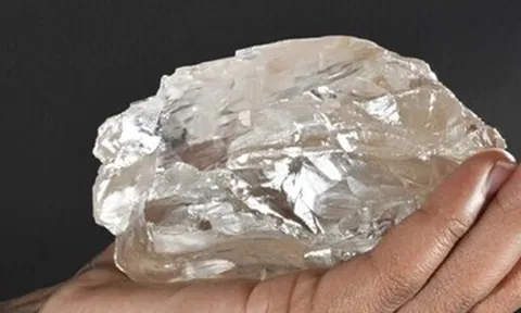 Vụ bán 3 viên kim cương giả phơi bày khủng hoảng ở quốc gia sống nhờ đá quý