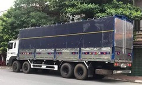 Phát hiện xe tải màu đen lạ, công an Việt Nam lập tức vào cuộc theo dõi giám sát, kiểm tra