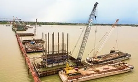 Loạt trụ cầu Hồng Hà vươn cao trên sông Hồng sau hơn nửa năm thi công