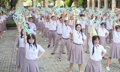 Khoảnh khắc xúc động ngày ra trường của học sinh Trường chuyên Lê Hồng Phong - TPHCM