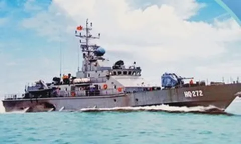 Khoảnh khắc lịch sử: Chiếc tàu pháo 1 triệu USD do người Việt tự đóng bắn trúng mục tiêu ngay lần đầu thử nghiệm, được Tạp chí nước ngoài khen ngợi