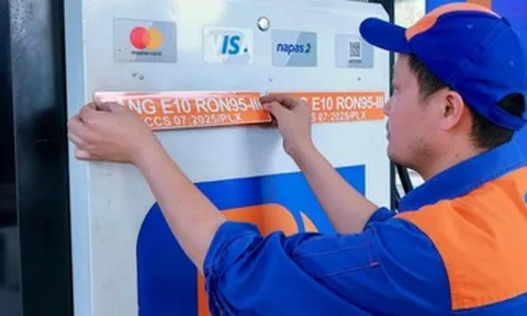 Giá xăng E10 giảm mạnh trước ngày bán đại trà, thấp hơn RON95 là 494 đồng/lít