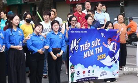 Từ cổng trường thi vào lớp 10: Sắc xanh tình nguyện tiếp sức mùa thi