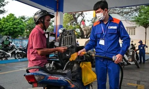Giá xăng dầu hôm nay 31/5: Dầu thế giới lao dốc, ngày mai bán đại trà xăng E10
