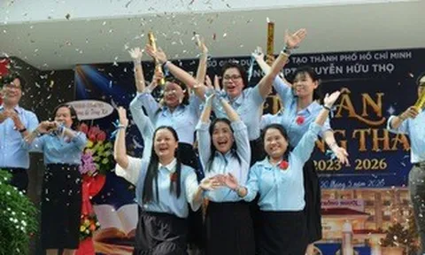 Thầy cô tự dựng tiết mục nhảy tặng học trò cuối cấp, miễn phí ôn thi