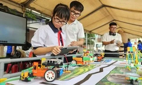 Học sinh "mê tít" gian hàng chuyển đổi số, STEM tại lễ khai mạc hè xã Bà Điểm