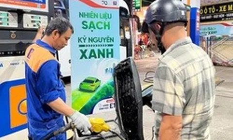 Giá xăng giảm mạnh gần 1.500 đồng/lít