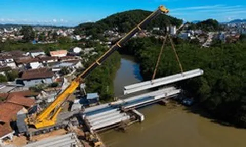 Phát hiện một 'cánh tay thép' đang xoay trục, nâng 72 dầm bê tông nặng 15 tấn vào đúng vị trí: Công trình 5,3 triệu USD dần lộ diện