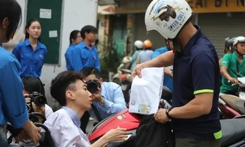 Người cha làm “đôi chân” đưa con đến phòng thi tốt nghiệp THPT 2026