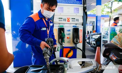 Giá xăng dầu tiếp tục giảm