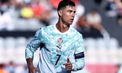 Hơn 12 triệu lượt xem cú đánh đầu hỏng của Ronaldo