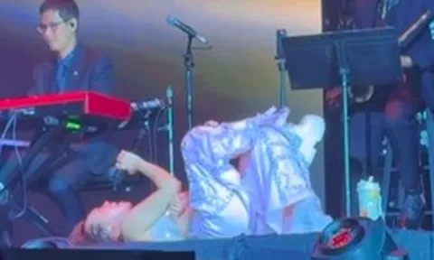Mỹ Tâm sang Mỹ làm liveshow, nằm vắt chân chữ ngũ hát gây tranh cãi