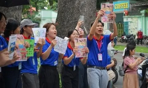Những hình ảnh đẹp của sinh viên tình nguyện trong kỳ thi tốt nghiệp THPT 2026