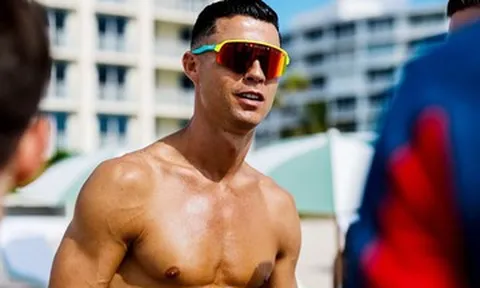 Ronaldo khoe 'body' 6 múi tuyệt phẩm trên bãi biển World Cup