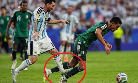 Phạm lỗi nặng mà không nhận thẻ, Messi thành tâm điểm tranh cãi sau hat-trick thần thánh